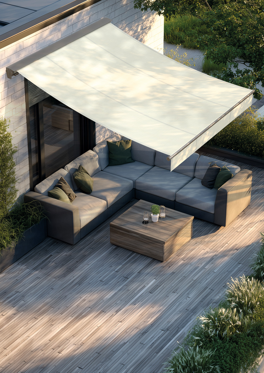 Ausgefahrene weinor Terrassen-Markise Topas II MiniMax mit VarioShade Volant über einer Lounge-Ecke auf einer sonnigen Dachterrasse.